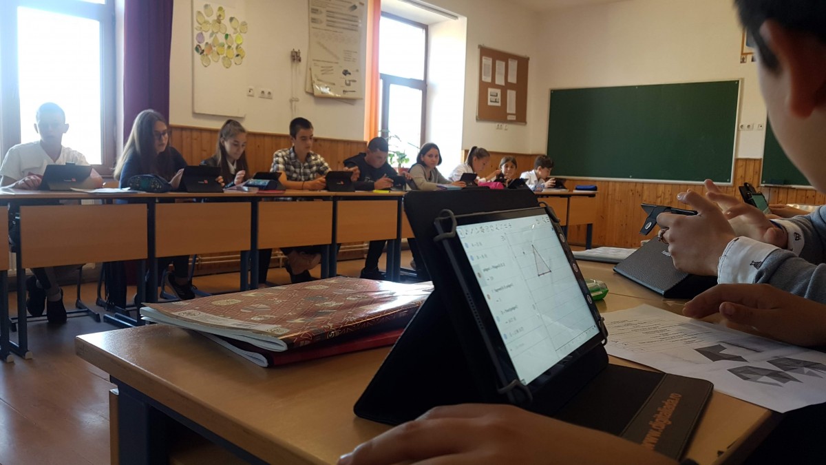 La Turnu Roșu, matematica se învață de pe tablete. „E ca un joc”