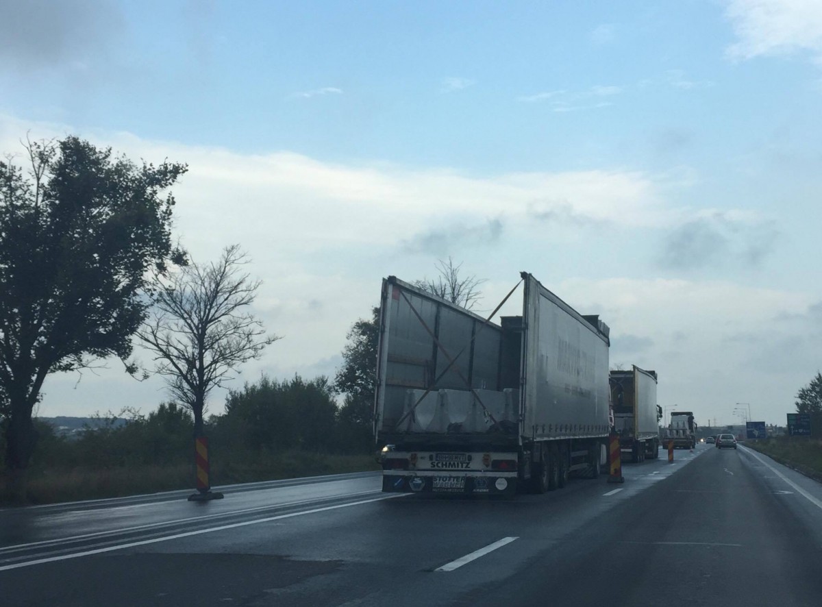 Trafic restricționat spre Veștem. Se montează parapeți de beton