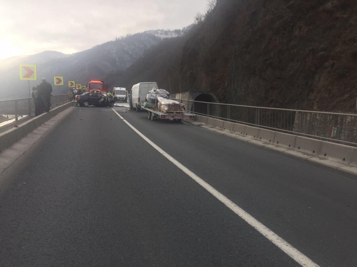 Accident mortal la Câineni. Trafic reluat pe un sens