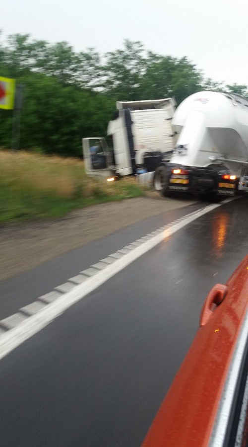 DN1, parțial blocat. Cisternă ieșită în decor