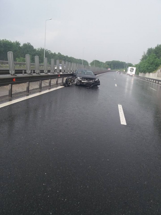 Accident pe autostradă. Viteză excesivă, pe ploaie