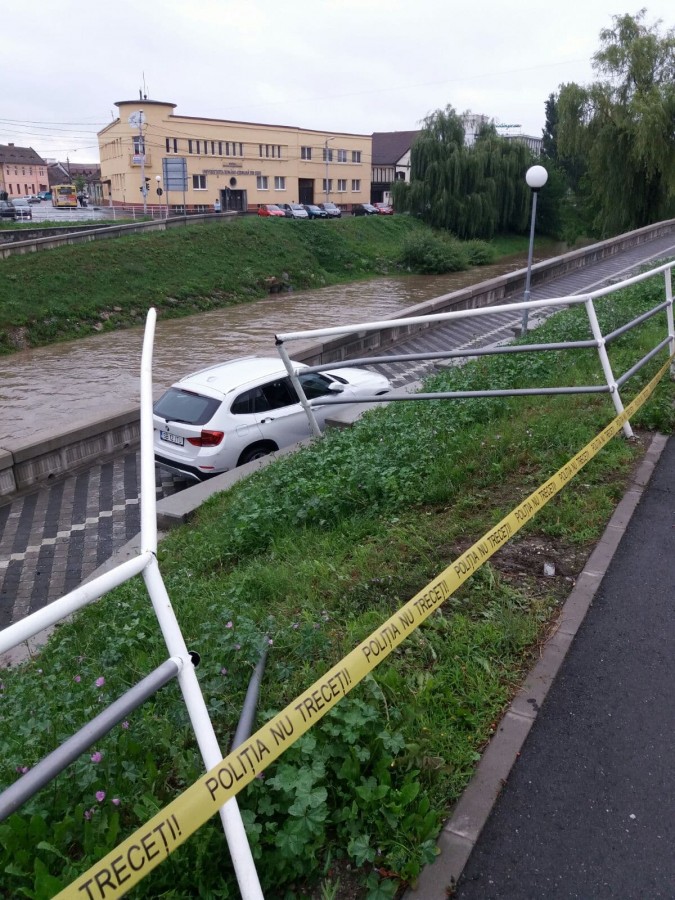 Accident spectaculos pe Malului. A ajuns pe pietonala de sub pod