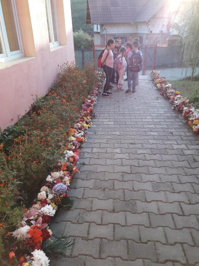 FOTO-O parte din florile oferite ieri de părinți dascălilor au primit un nou scop