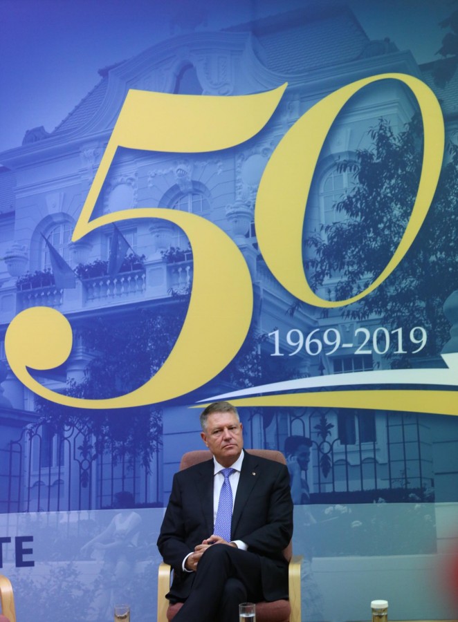 Președintele Iohannis la ULBS 50: Producem pe bandă rulantă legi incoerente