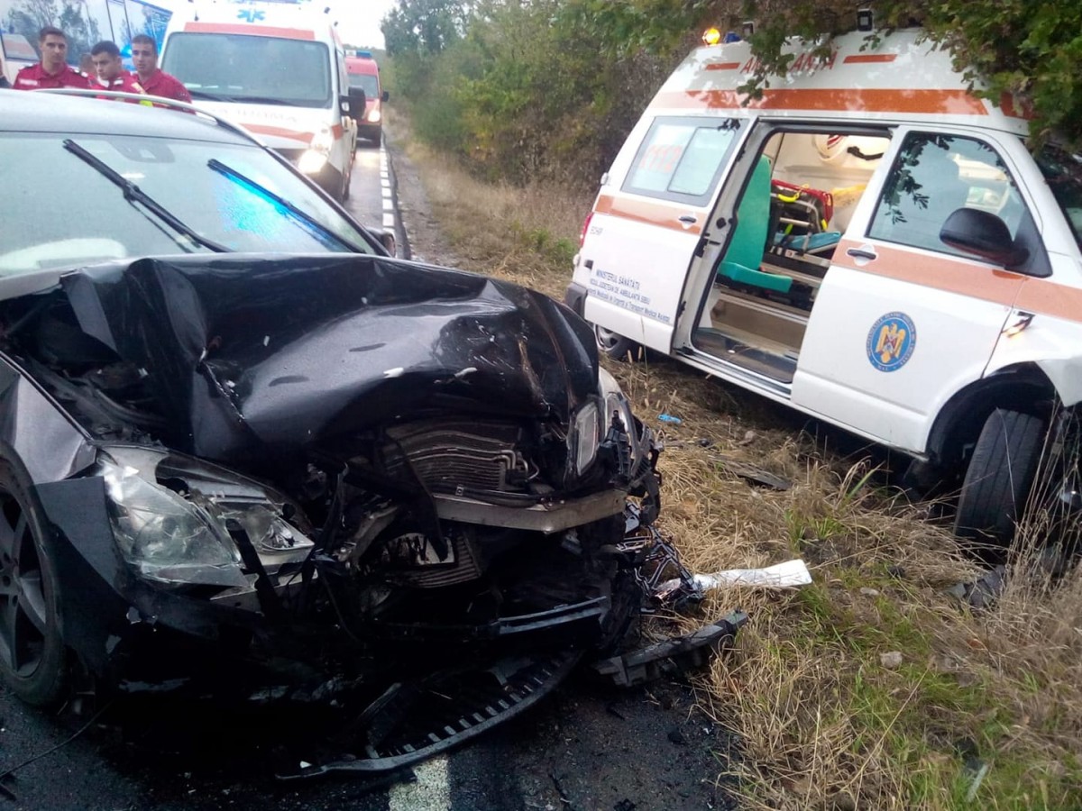 Accident cu două autoturisme și o ambulanță care transporta doi pacienți. Patru persoane sunt rănite