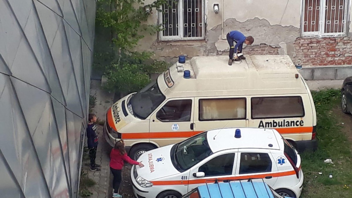 Actualizare. Primăria caută proprietarul unei ambulanțe abandonată lângă Ambulanță
