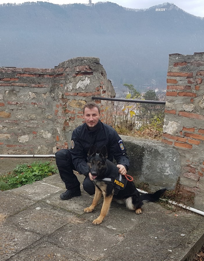 Polițistul Marian Godină are colegă nouă - o cățelușă de la Sibiu