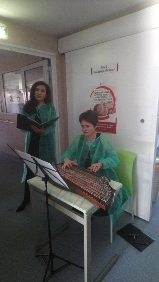 FOTO Minirecital de cântece de leagăn, pentru prematurii Maternității Sibiu