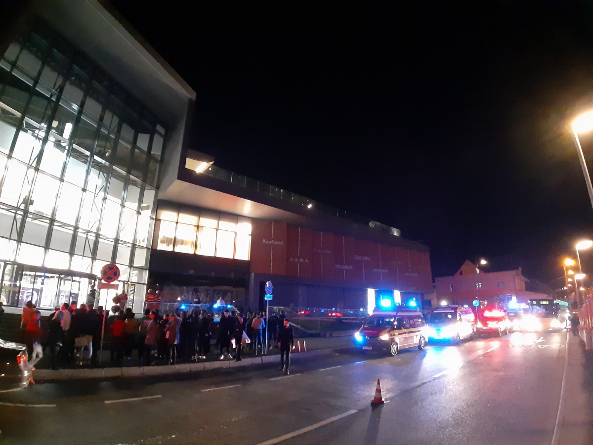 ACTUALIZARE Noul mall, evacuat. Cinci persoane au ajuns la spital FOTO VIDEO