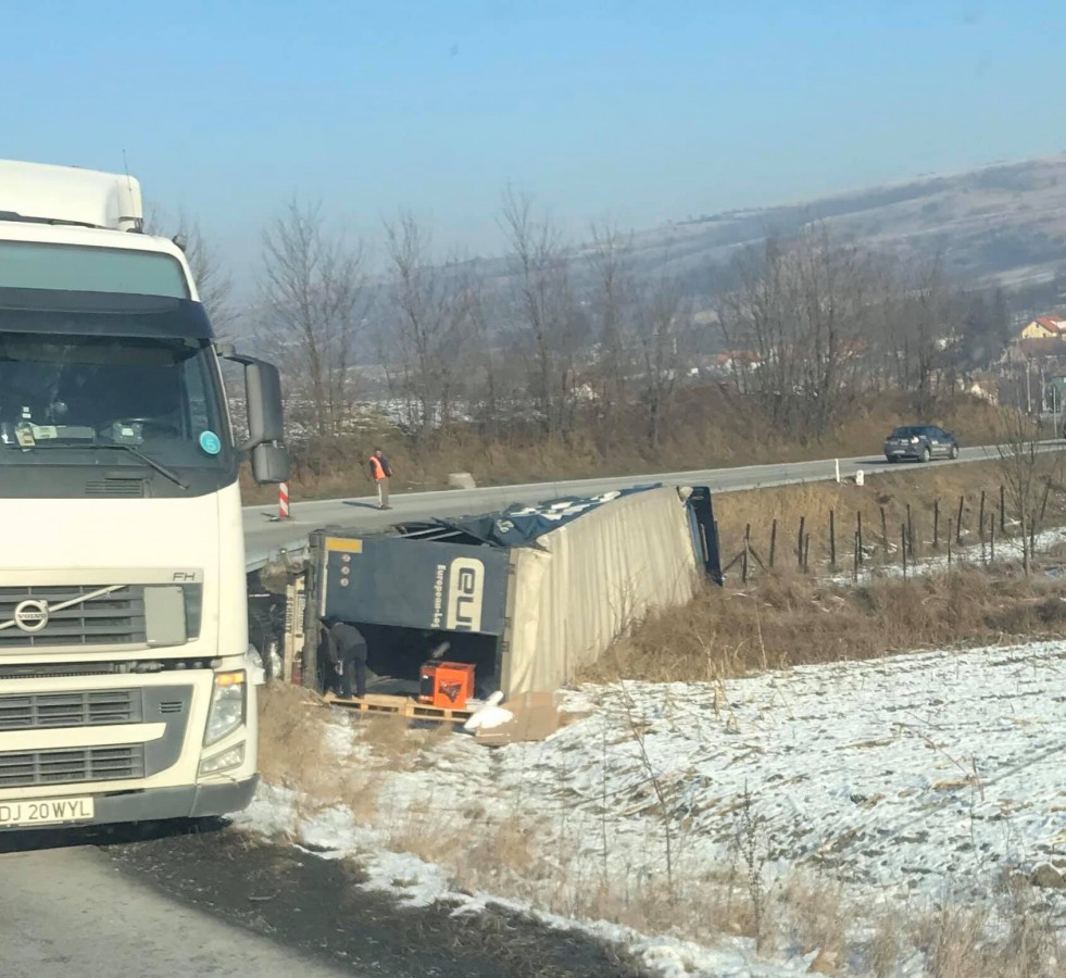 Trafic restricționat pe o bandă, pe DN14. Un TIR s-a răsturnat