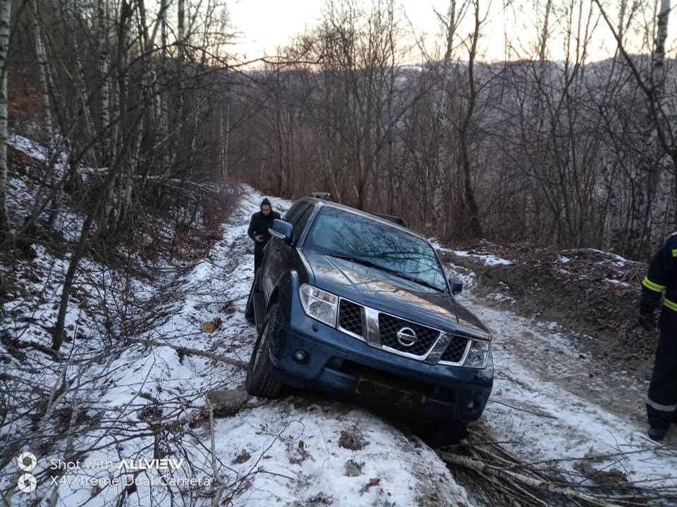 Turist blocat pe un drum forestier, după ce GPS-ul l-a dus pe „drumul cel mai scurt”