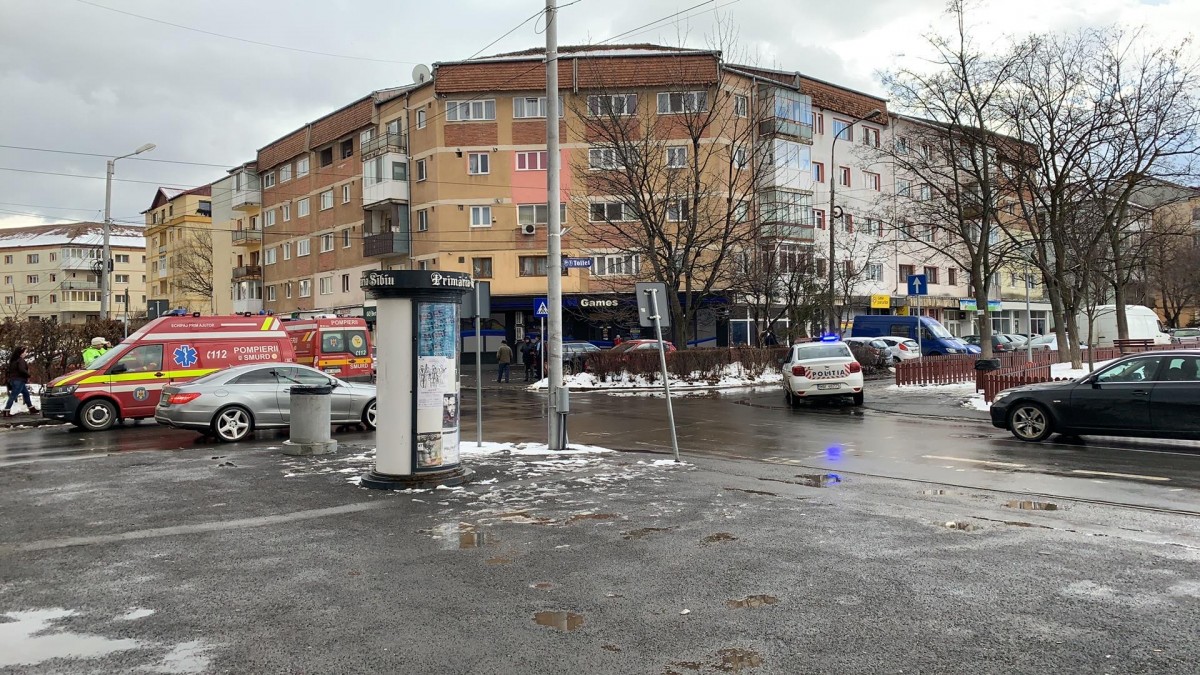 Doi copii de 2 și 6 ani au fost acroșați de mașină, în Ștrand. Traversau regulamentar cu bunica