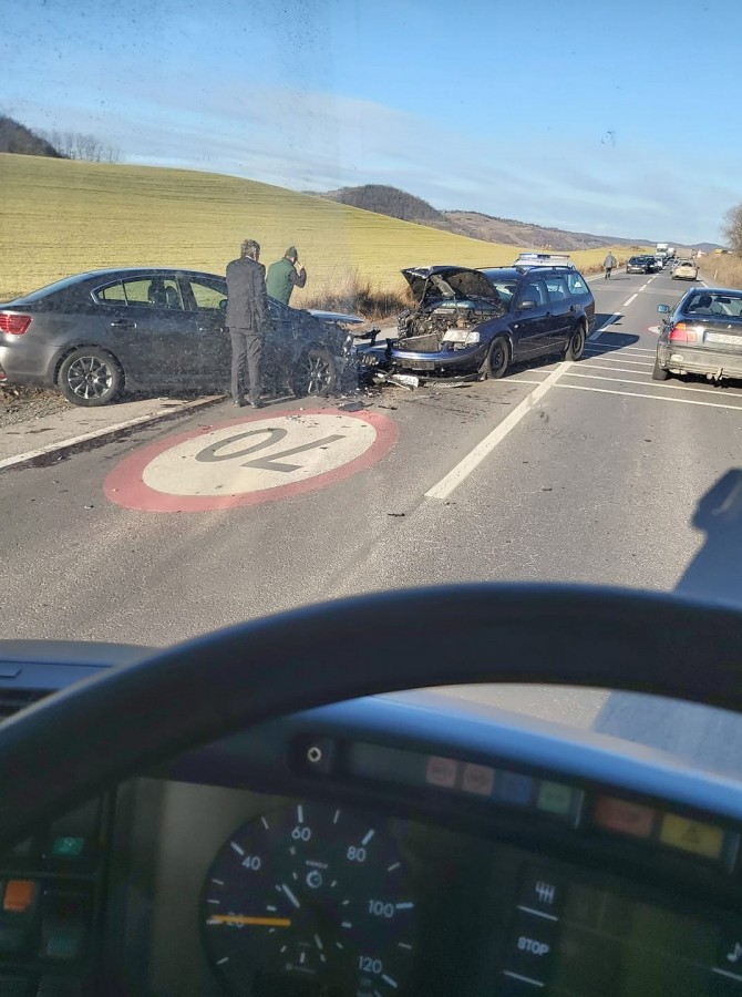 Accident cu mai multe autoturisme implicate, pe DN14. Trei persoane au fost rănite