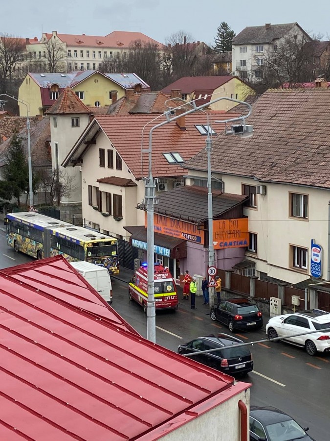 Șofer rănit după ce a intrat cu autoturismul într-un autobuz, pe Șoseaua Alba Iulia