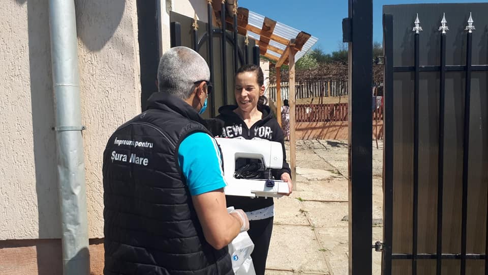Cea mai implicată voluntară în confecționarea măștilor din Sura Mare a primit o mașină de cusut electrică