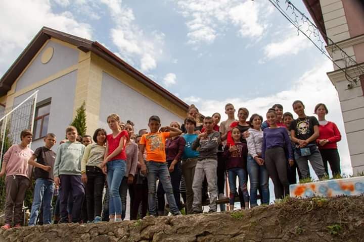 Soții Boldijar au nevoie de sprijin pentru campania „Dar din dar”. 47 de copii de la Centrul de Plasament Turnu Roșu pot primi daruri de 1 iunie