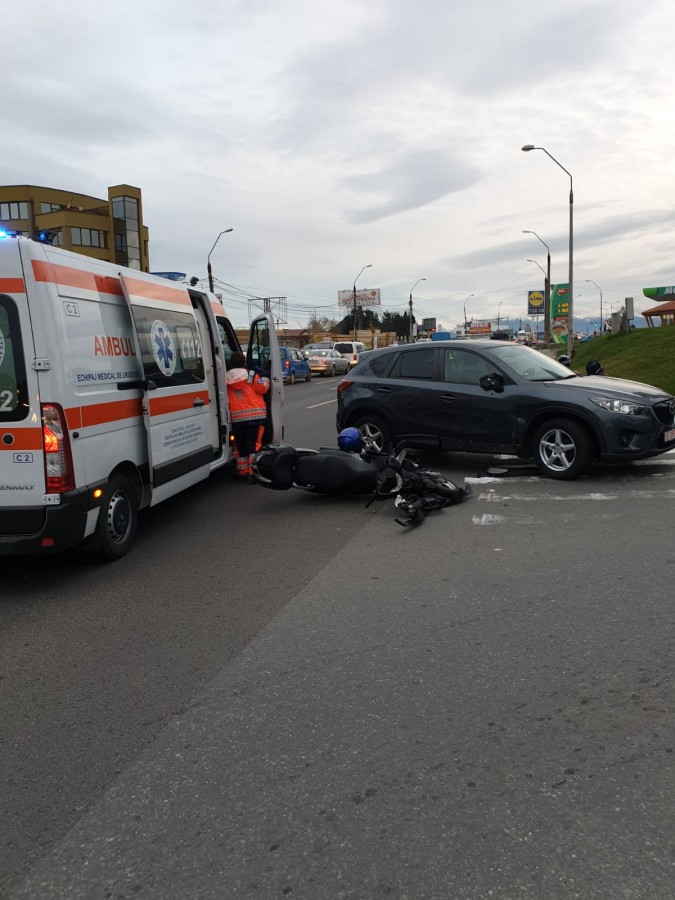 Accident cu un autoturism și un moped. Șoferul mașinii nu a dat prioritate
