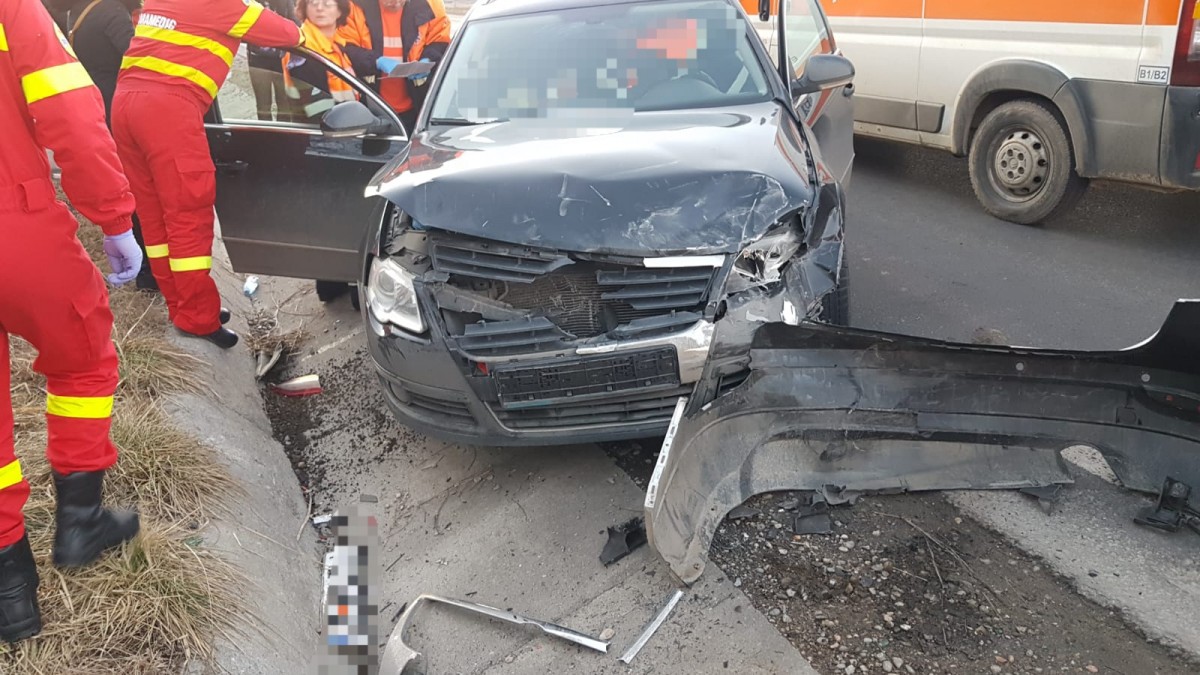 Accident pe DN 14, după ce un șofer a intrat cu viteză într-o curbă