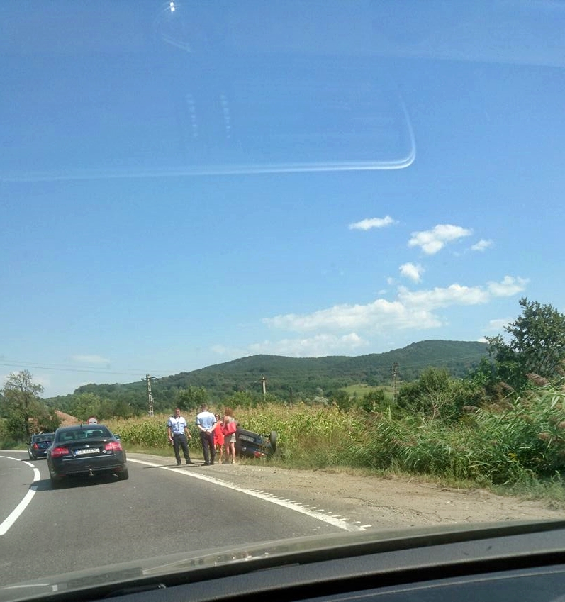 Nu a adaptat viteza și s-a răsturnat cu mașina