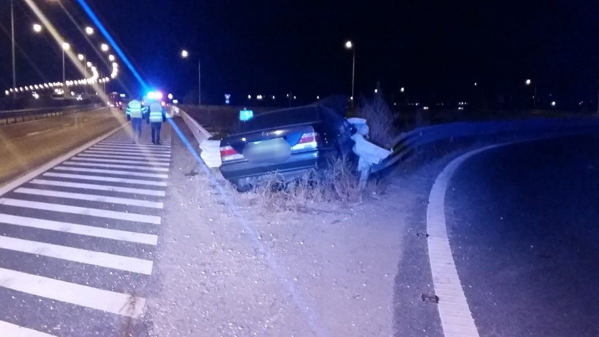Accident pe A1. Un șofer a intrat cu mașina  în parapet