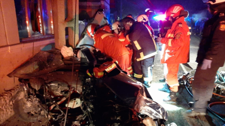 O tânără din Avrig și-a pierdut viața, la Aiud. Mașina în care se afla a intrat într-un stâlp