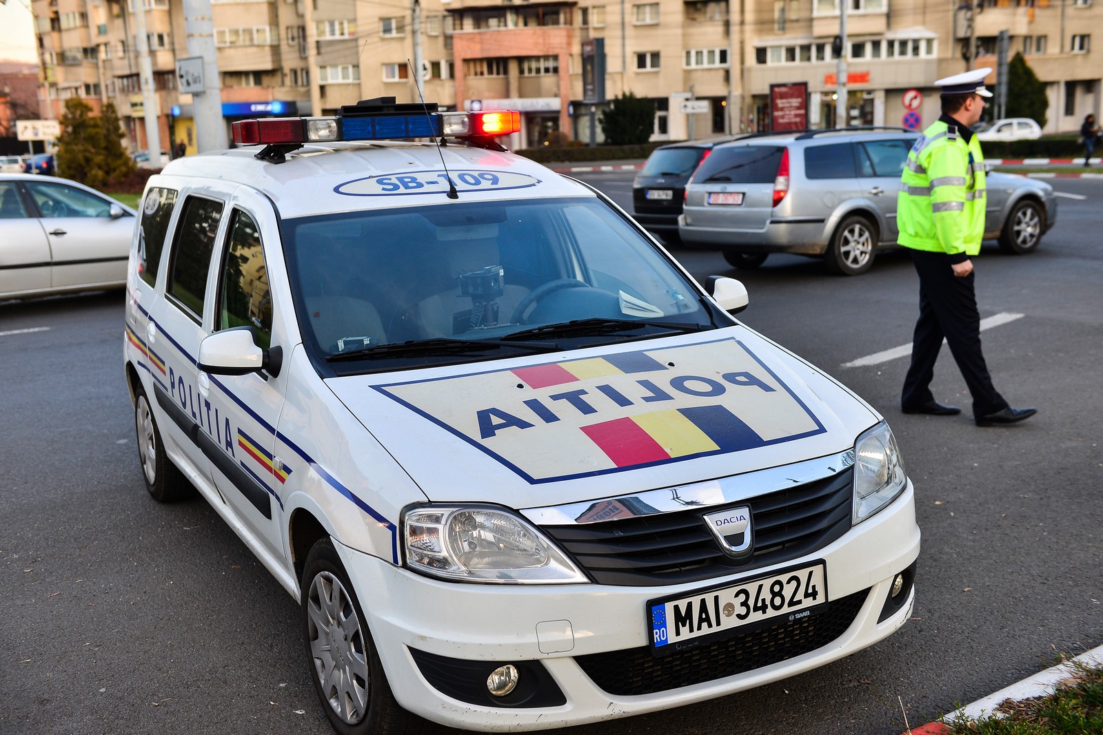 Beat criță, a acroșat o mașină care circula regulamentar. În miezul zilei