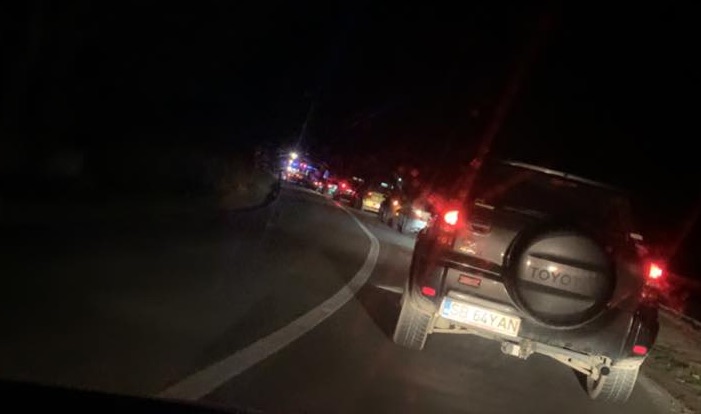 Accident în lanț, după ce o mașină a intrat pe contrasens. DN 14 blocat total