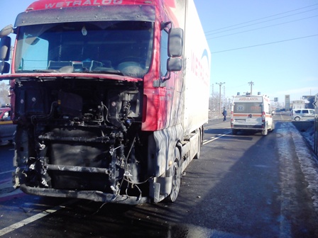 Accident în lanț  pe DN1 între două tiruri și un autocar