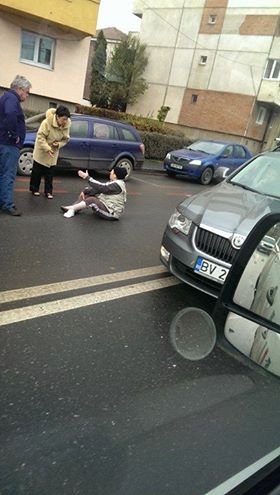 Femeie accidentată, după ce a traversat neregulamentar