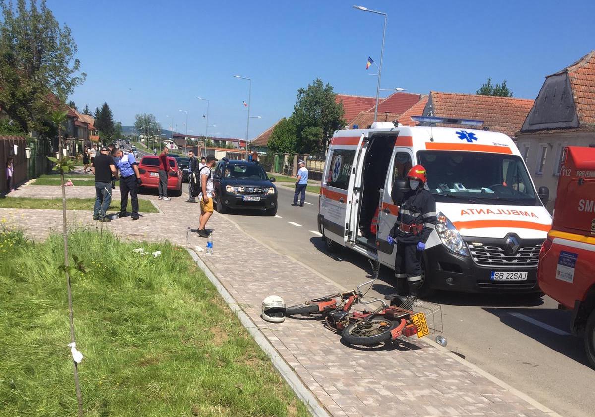 Accident: un ”mopedist” neatent a fost lovit din spate de un autoturism