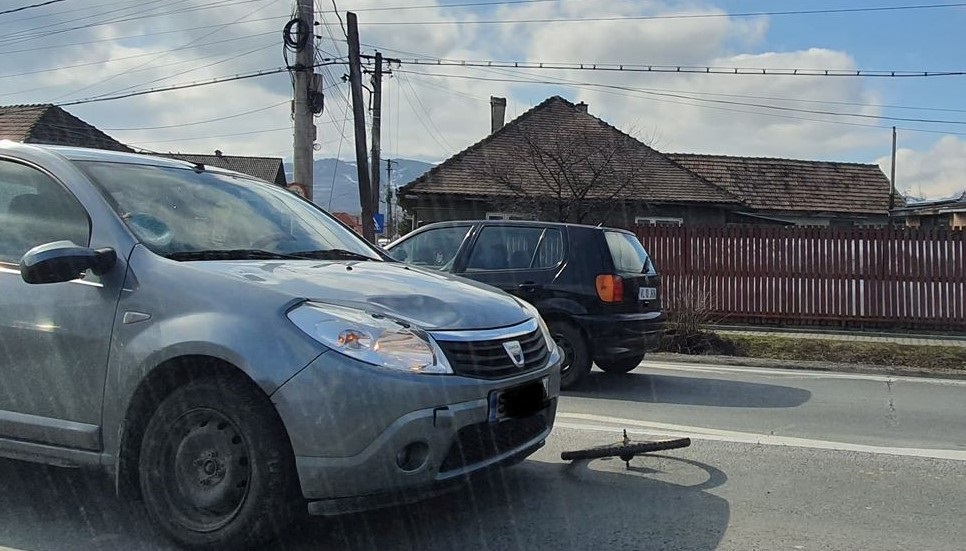 Un biciclist băut a fost lovit de o mașină după ce a traversat prin loc nepermis