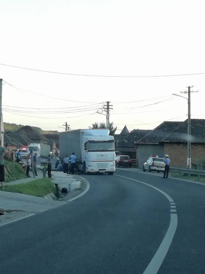 Un biciclist a fost acroșat de un TIR în Axente Sever