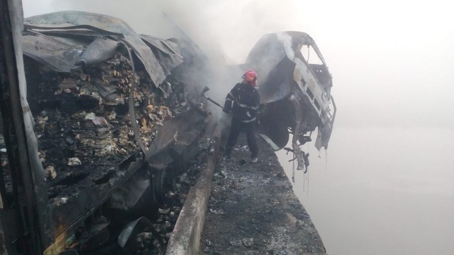 FOTO-VIDEO Un TIR a lovit podul peste Olt și a luat foc. Pasagerul ar fi fost aruncat în apă