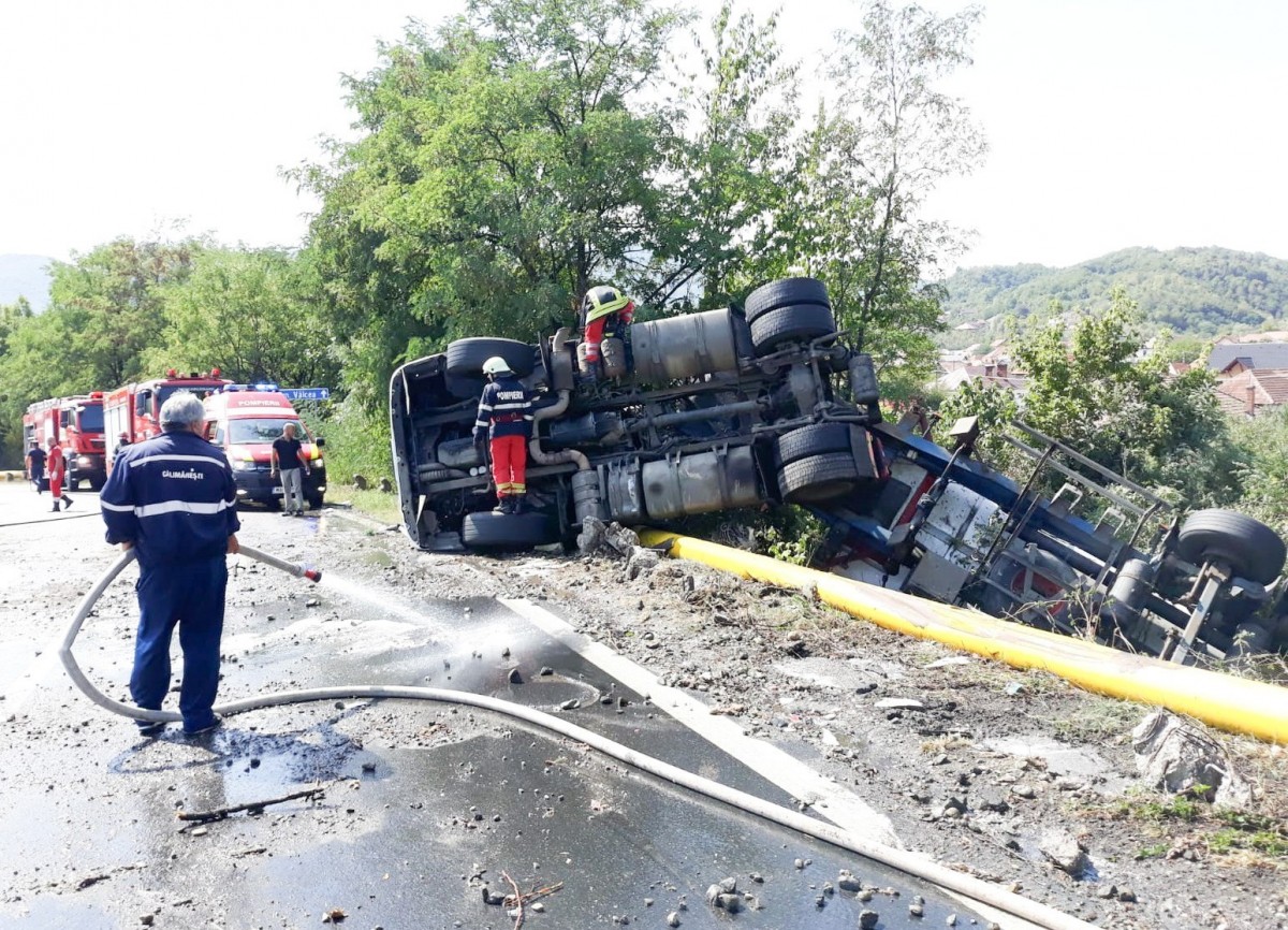 Un TIR plin cu bere s-a răsturnat la ieșire de pe Valea Oltului, pe centura Călimănești