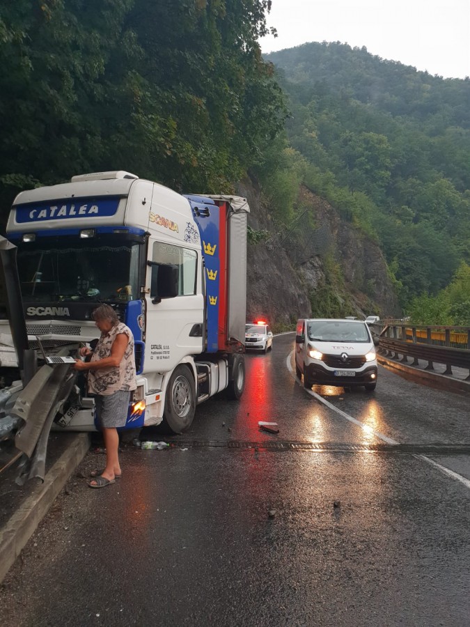Trafic îngreunat pe Valea Oltului. Un TIR încărcat cu chipsuri a intrat în parapet