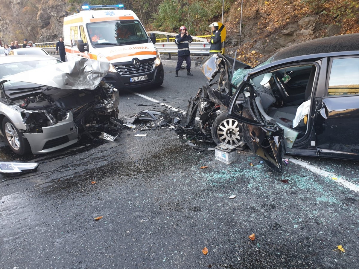 Impact frontal între două mașini, pe Valea Oltului. A intrat în depășire, pe linie continuă