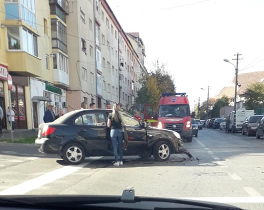 Motoclist rănit în Vasile Aaron după ce i-a ieșit o șoferiță în față
