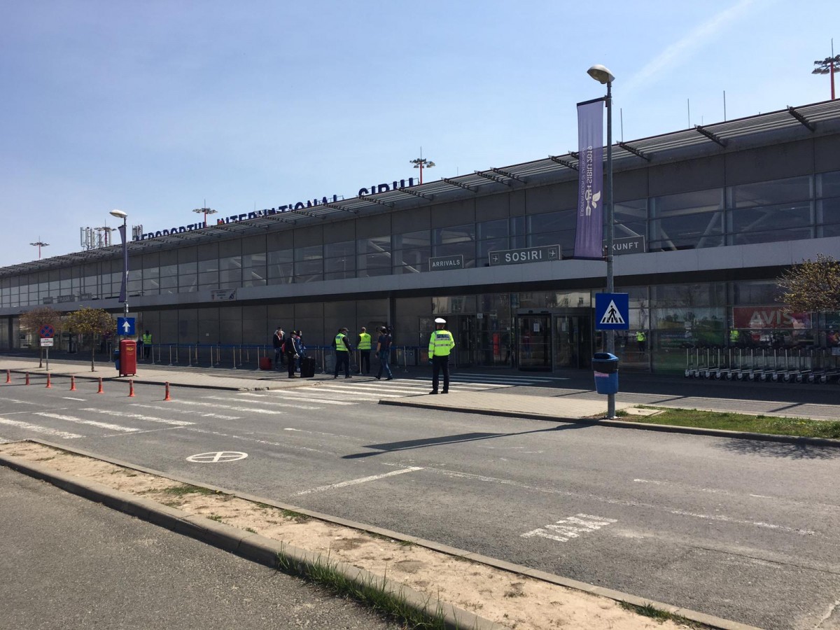 50.000 de măști de protecție, confiscate de pe Aeroportul din Sibiu: erau pregătite pentru export