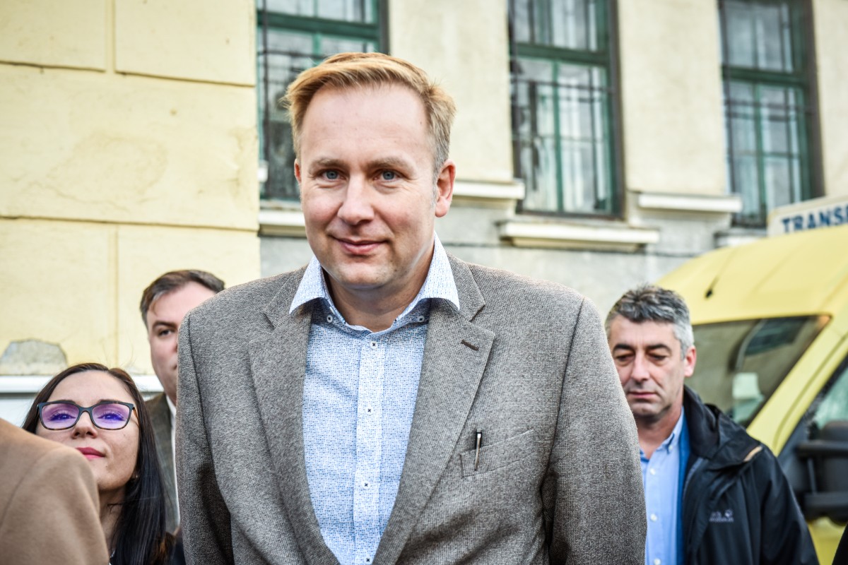 Victor Costache: ”Domnilor, sunt ministrul Sănătății, deci este normal să salvez vieți, în weekend, în loc să mă duc la schi”