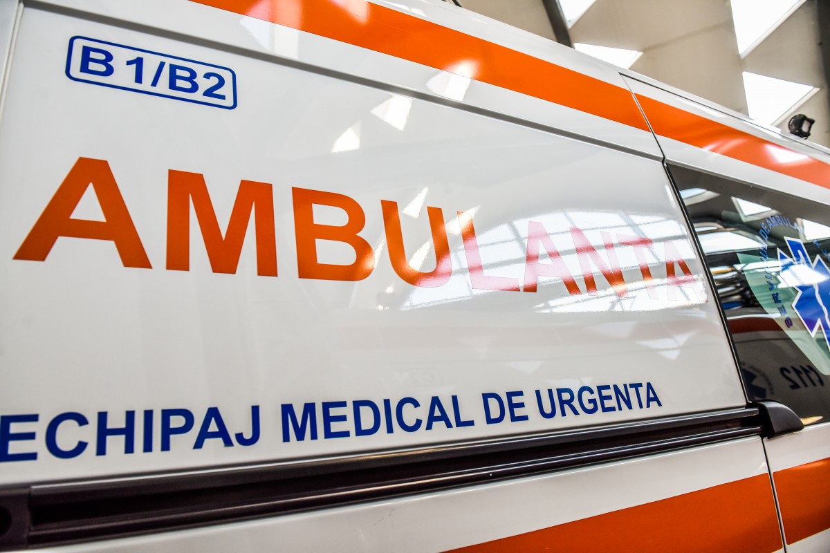 Un șofer de taxi și un pasager, răniți într-un accident, pe DN 14