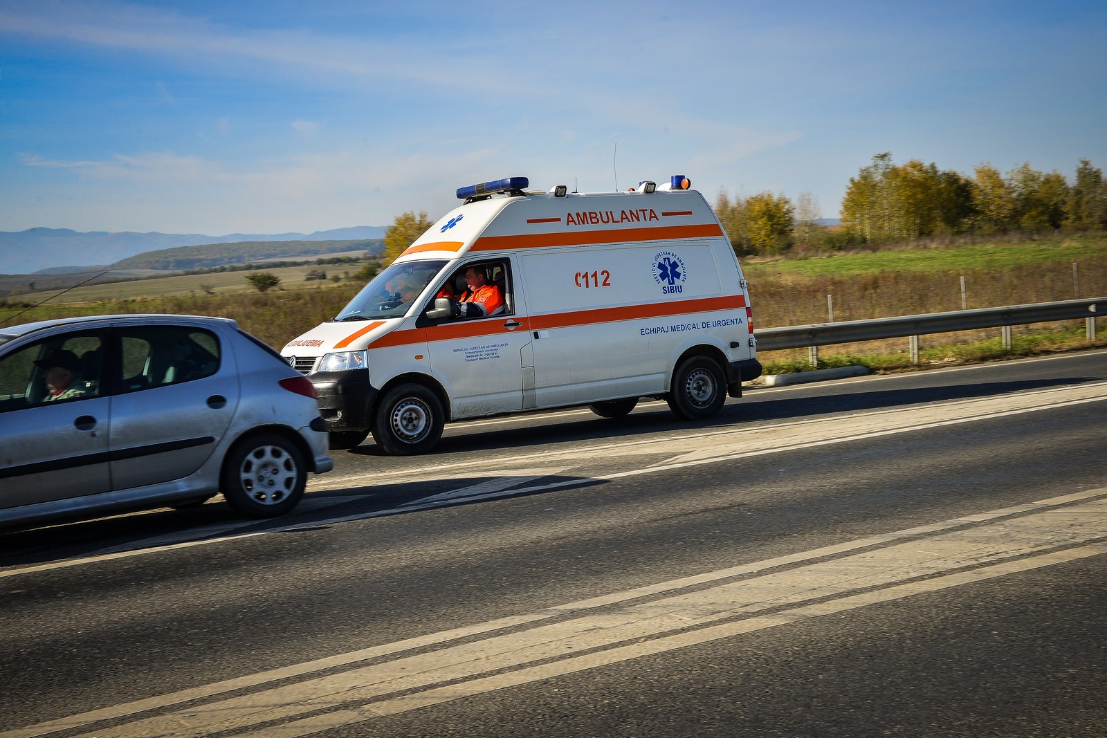 Două persoane au fost rănite, după ce un șofer a intrat cu mașina într-o casă, la Sadu