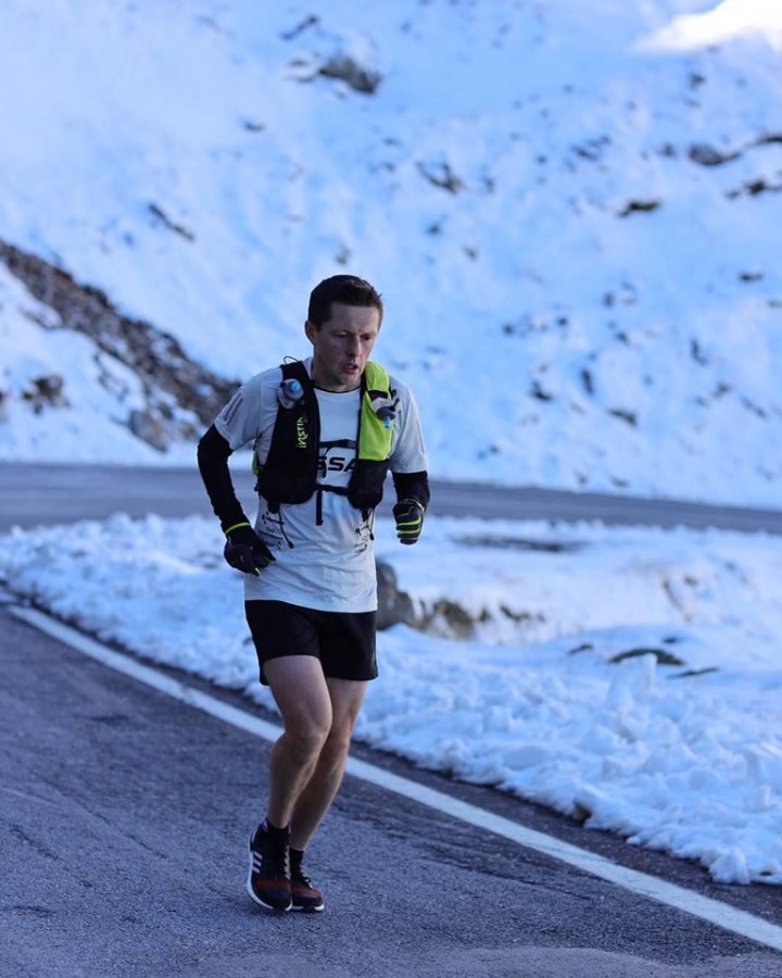 Premieră pe Transfăgărășan: Un sportiv a alergat cei 151 de km în mai puțin de 20 de ore