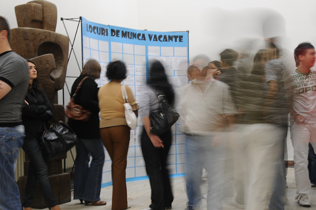 Peste 80 de angajatori caută oameni pentru aproape o mie de joburi vacante