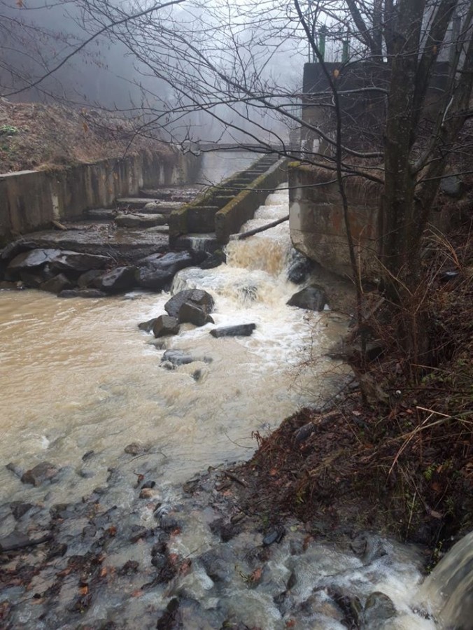 Furnizarea apei întreruptă pentru două localități, din cauza turbidității apei