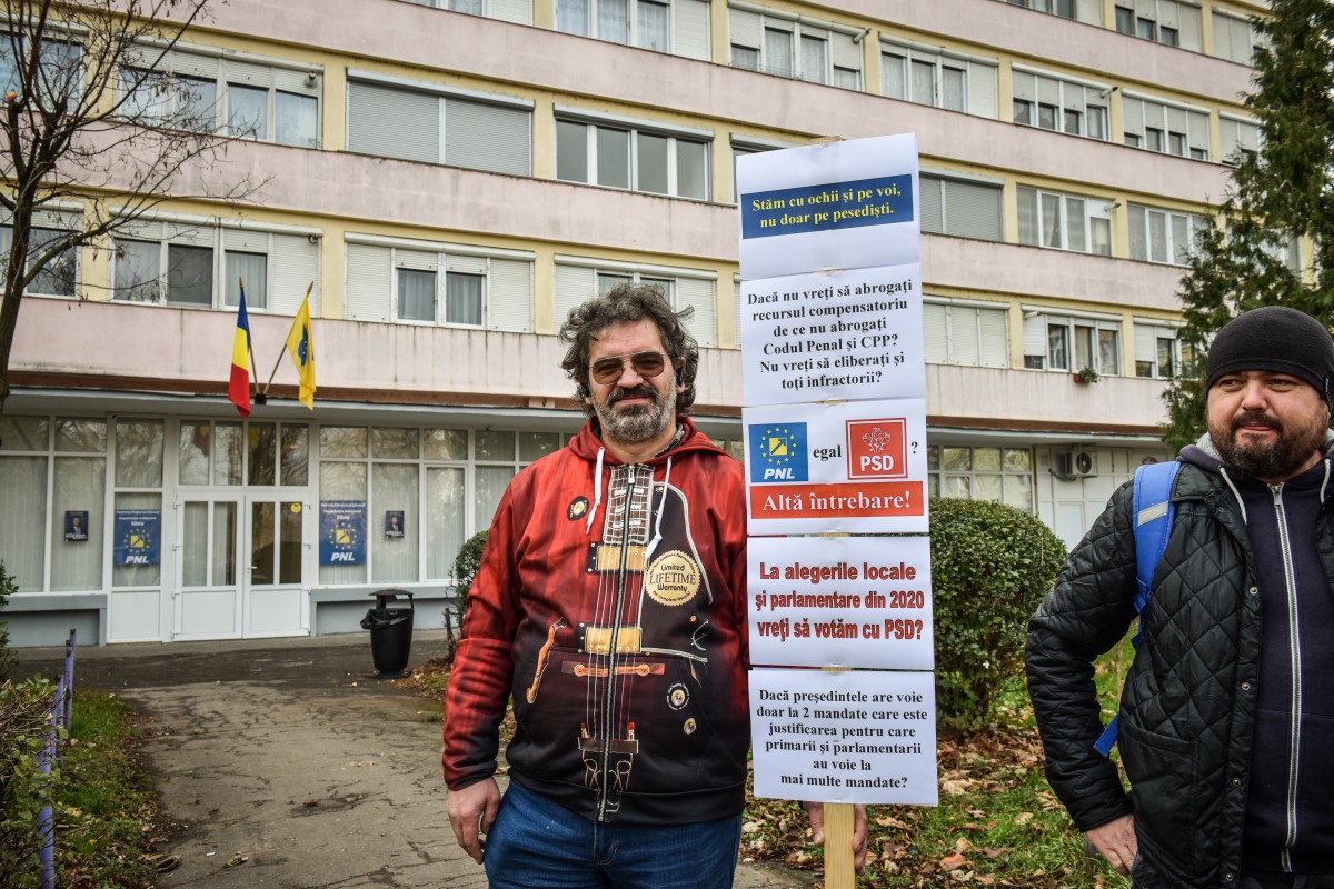 FOTO-VIDEO ”Protest de avertisment” în fața PNL Sibiu. ”La mine nu vii ca la PSD!”