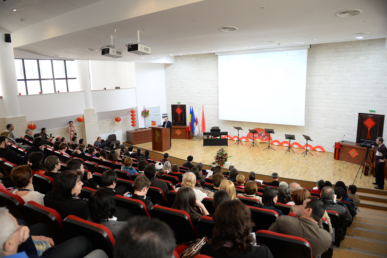 Se face dezbatere pentru Rectorat. Fără întrebări anonime, fără microfoane de fond, fără musafiri nepoftiți