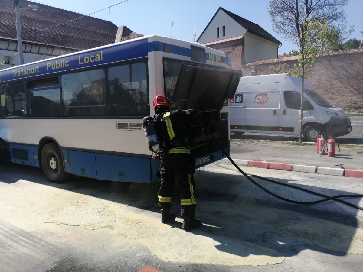 Motorul unui autobuz a luat foc, pe bulevardul Corneliu Coposu