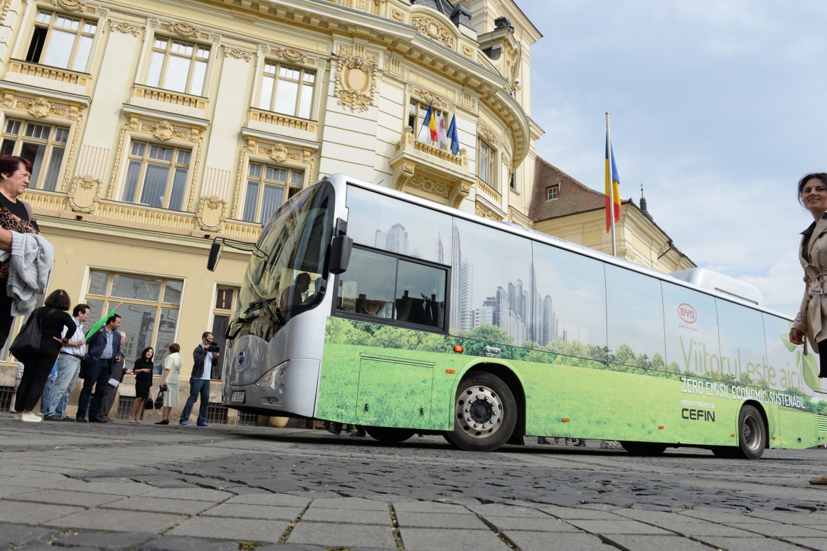 Viitorul electric al transportului în comun în Sibiu: minibusuri electrice în centru, autobuze hibrid și impedimente legislative