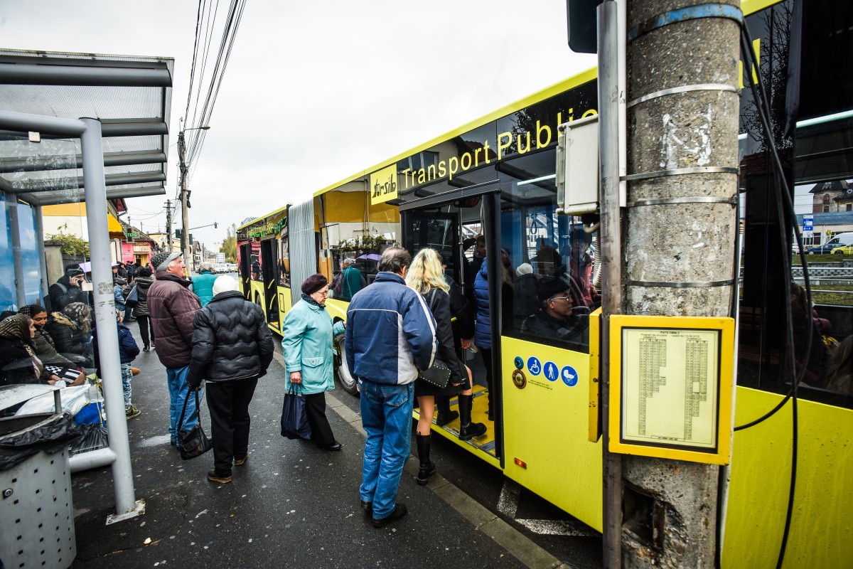 Ce se fură din autobuzele Sibiului: telefoane, carduri și 14 mii de dolari