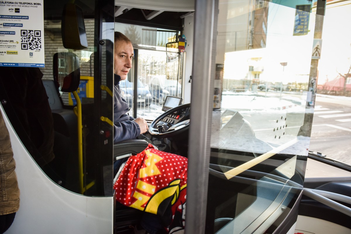 FOTO-VIDEO Temperaturi de câteva grade în autobuzele Tursib. Șoferii conduc cu pături pe ei și dau vina pe autobuzele noi